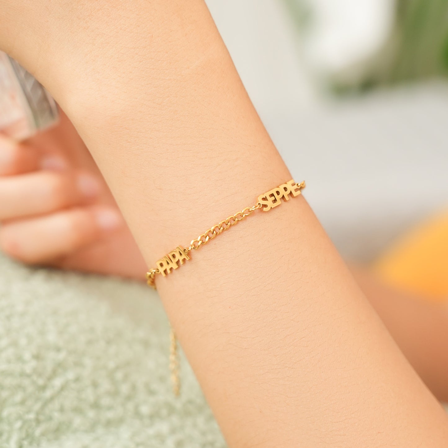 <tc>Name Engraved Bracelet</tc>