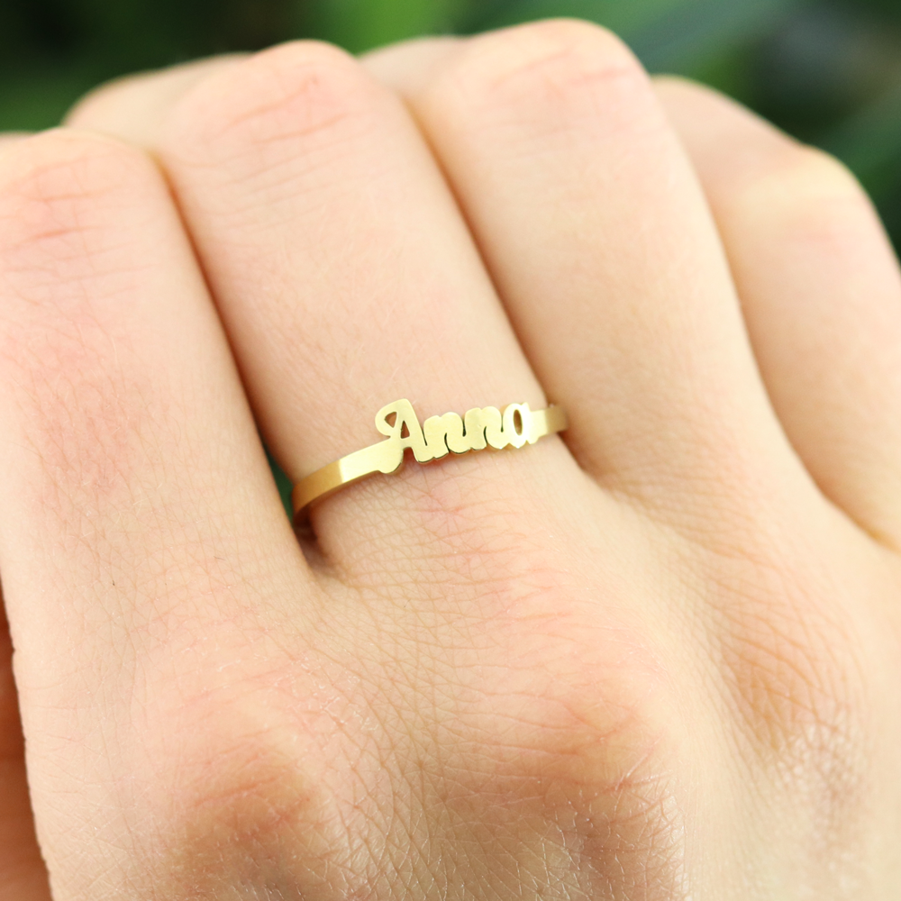 Lyxig Ring Med Ett Namn