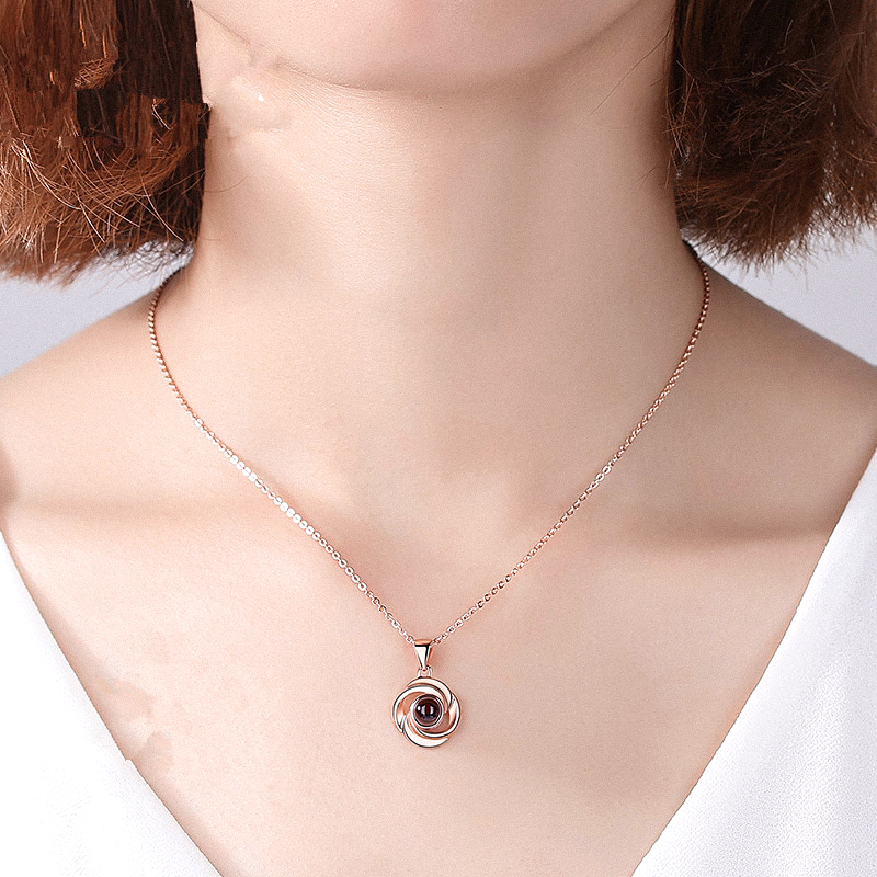 Virvelhalsband med Projektionsberlock