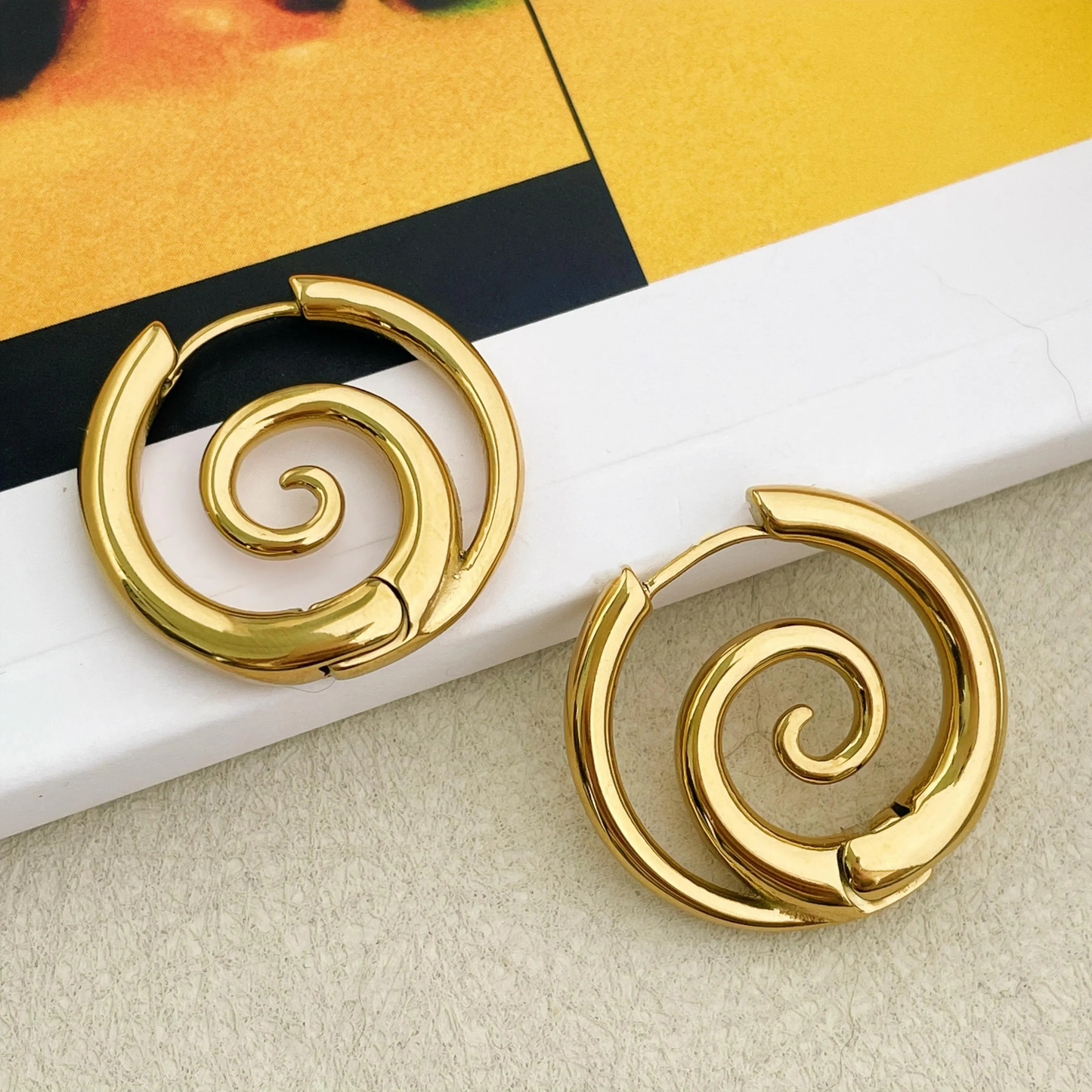 Eleganta Spiral Orhängen