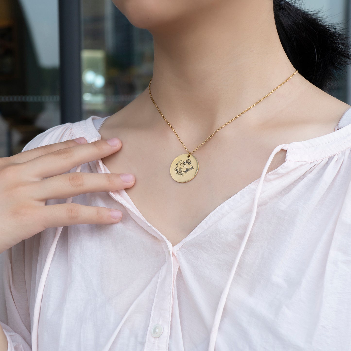 Halsband med personlig rund berlock