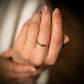 Gnistrande ring med månadssten