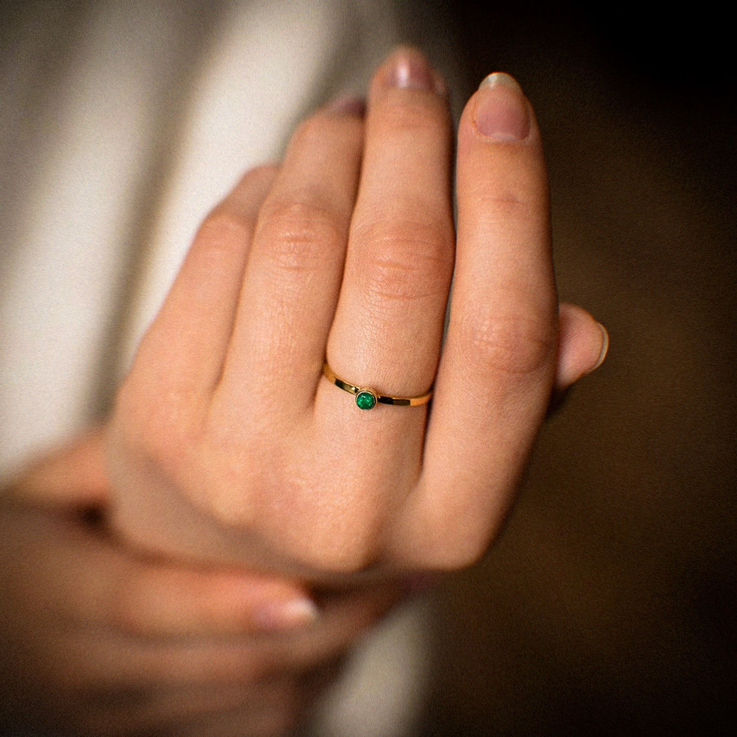 Gnistrande ring med månadssten