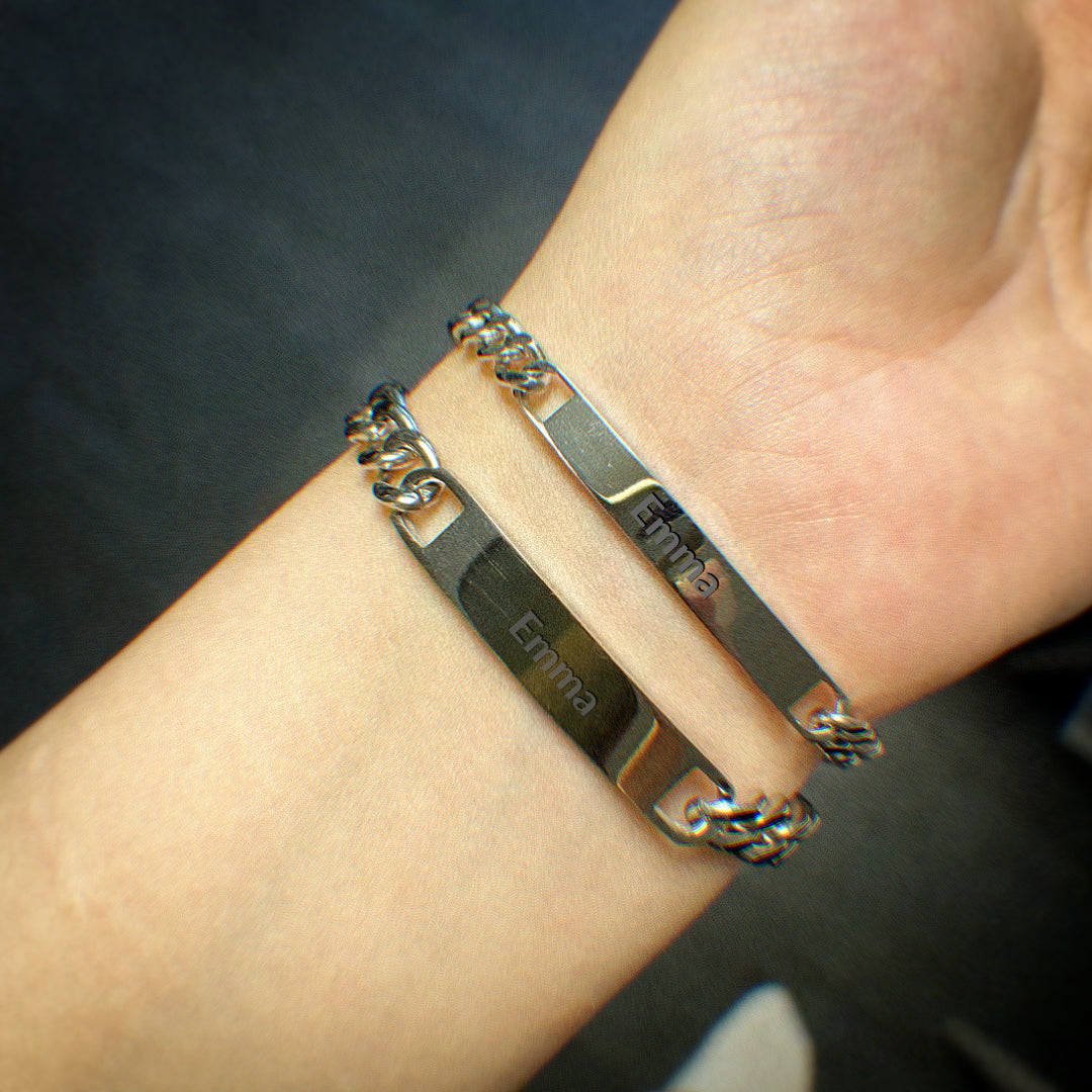 Pararmband med gravyr