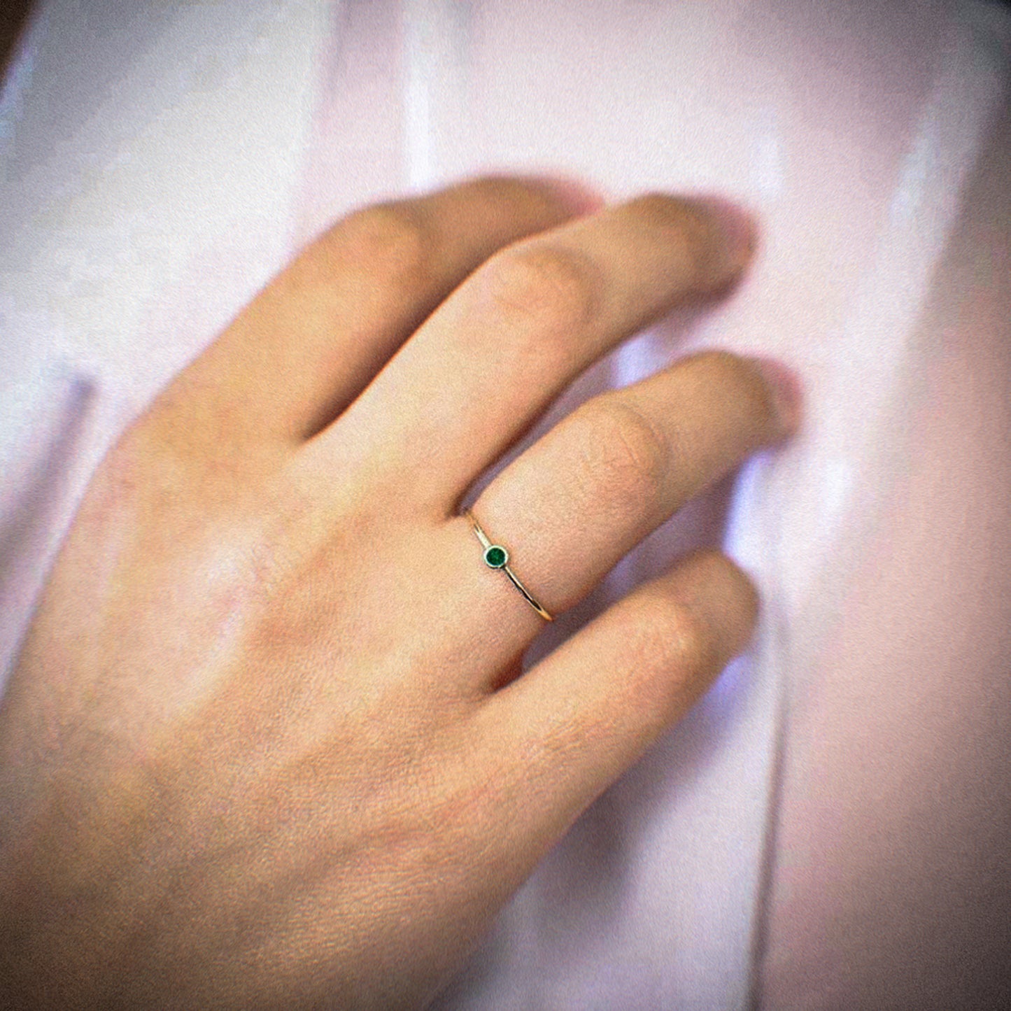 Gnistrande ring med månadssten