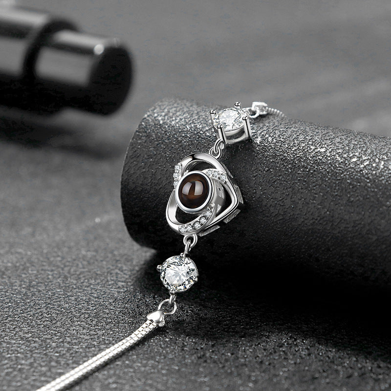 Elegant heart projection bracelet